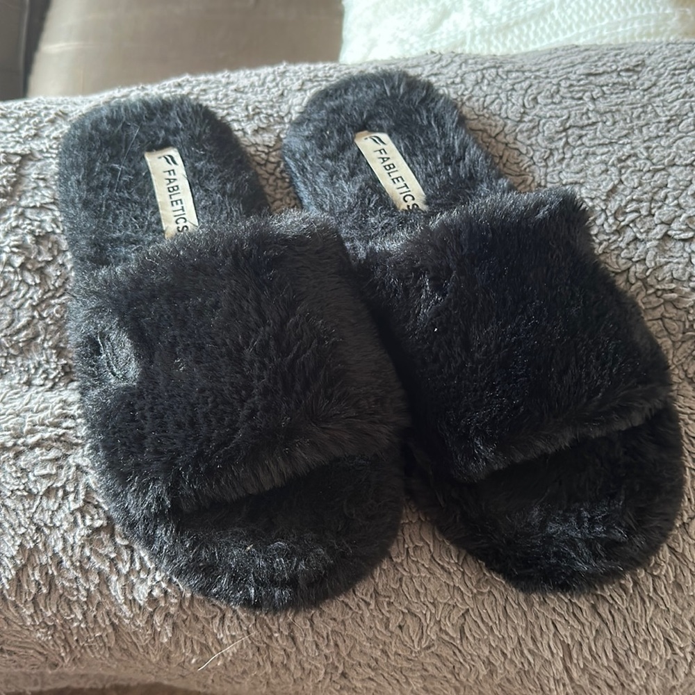 Women’s size 11 Fabletics slides. Hardly worn. Good condition.